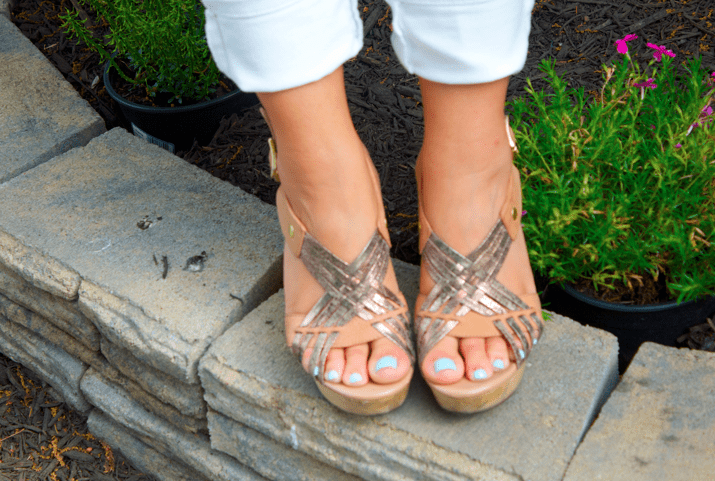 missyonmadison shop style blog blogger fashionblog shoes wedges nudewedges metallicwedges stevemadden feet pedicure essie